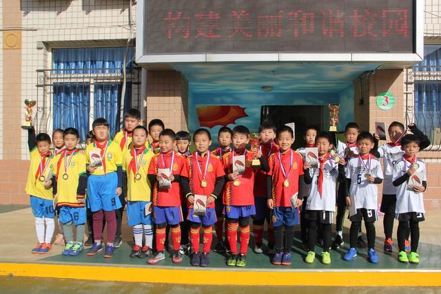 詹姆斯32+15天津胜广东 贺希宁17分深圳负上海